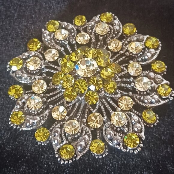 Gorgeous Peridot color Rhinestone brooch - Picture 2 of 5